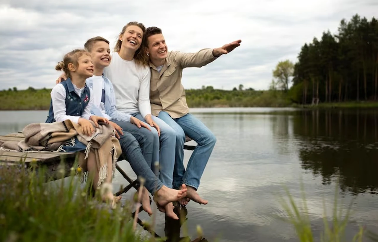 Familia reunida junto a un lago