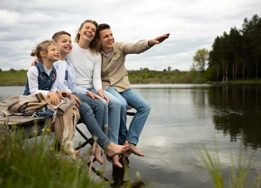Familia reunida junto al lago