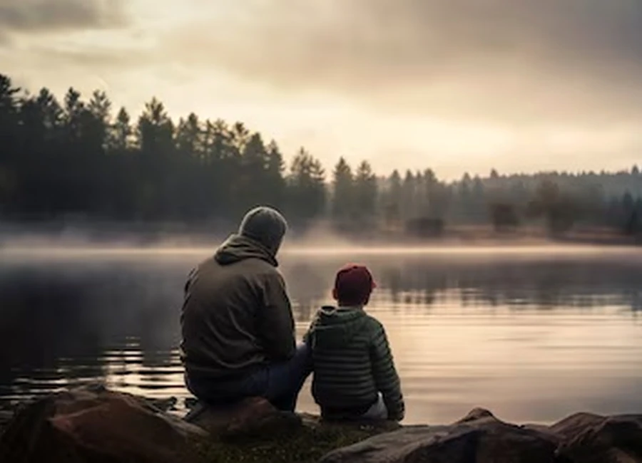 Padre e hijo junto al lago