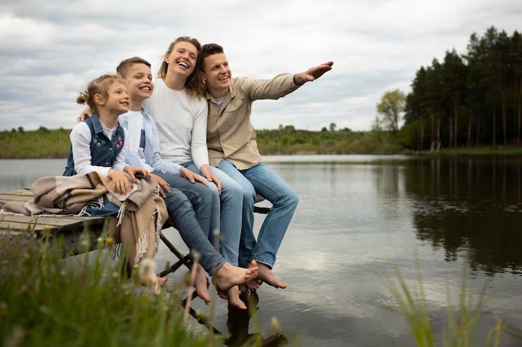 Familia reunida al aire libre